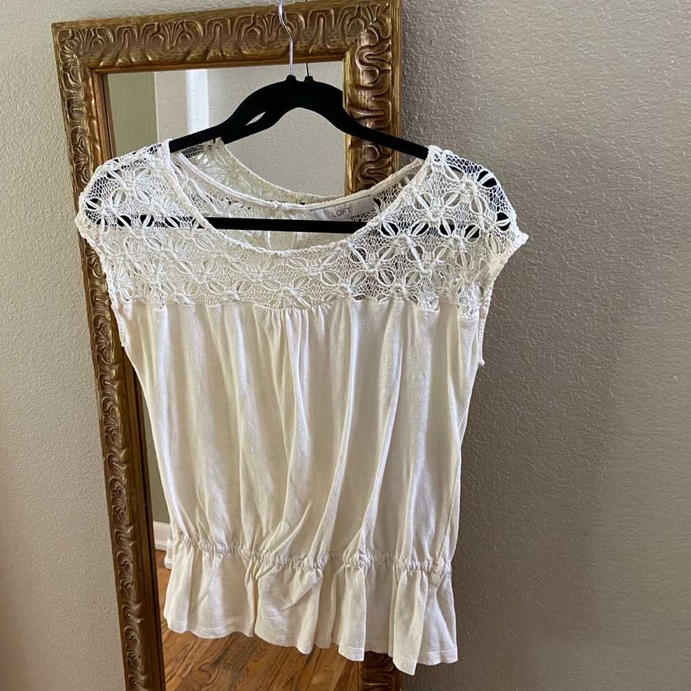 Sleeveless silhouette top in cream color with romantic crocheted top